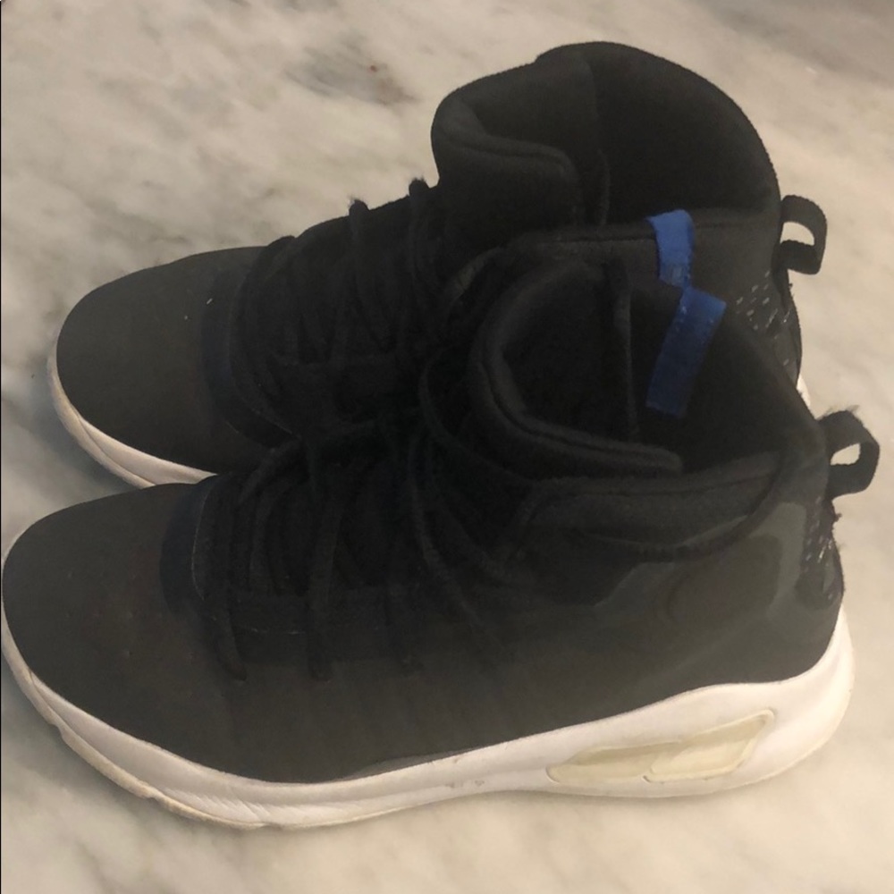 Boys UnderArmour basketball shoes